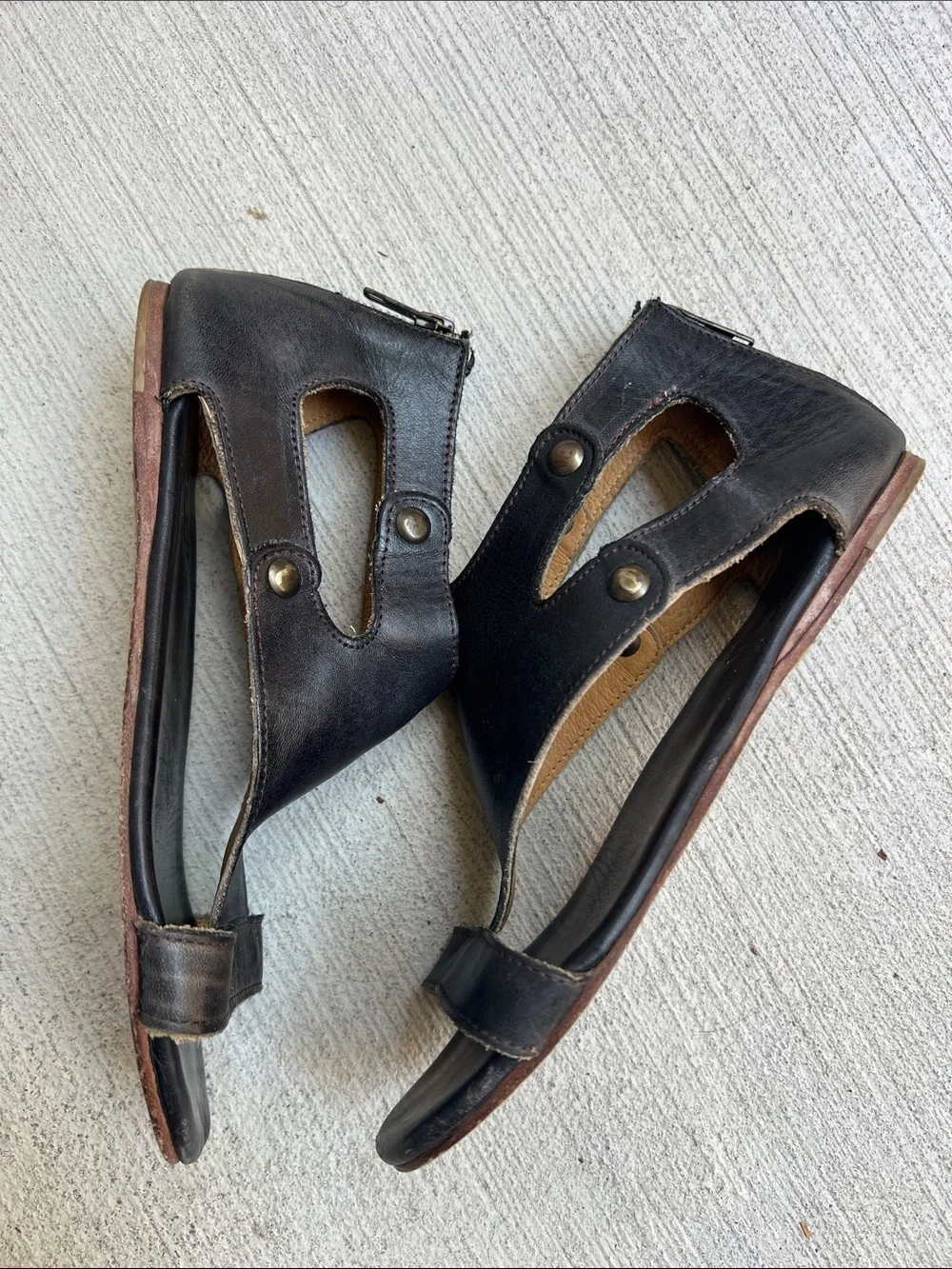 Bed Stu Black Distressed Leather Cutout Minimalist Open-Toe Flat Sandals Size 8